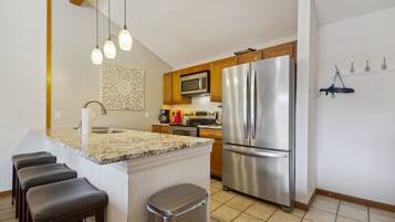 Apartment (2 Bedrooms) | Private kitchen | Microwave, oven, stovetop, dishwasher