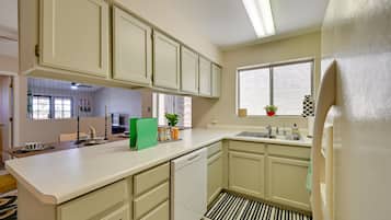 Microwave, oven, kompor, dan mesin pencuci piring