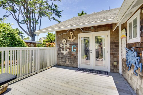 Coastal Lincoln City Home w/ Spacious Deck!