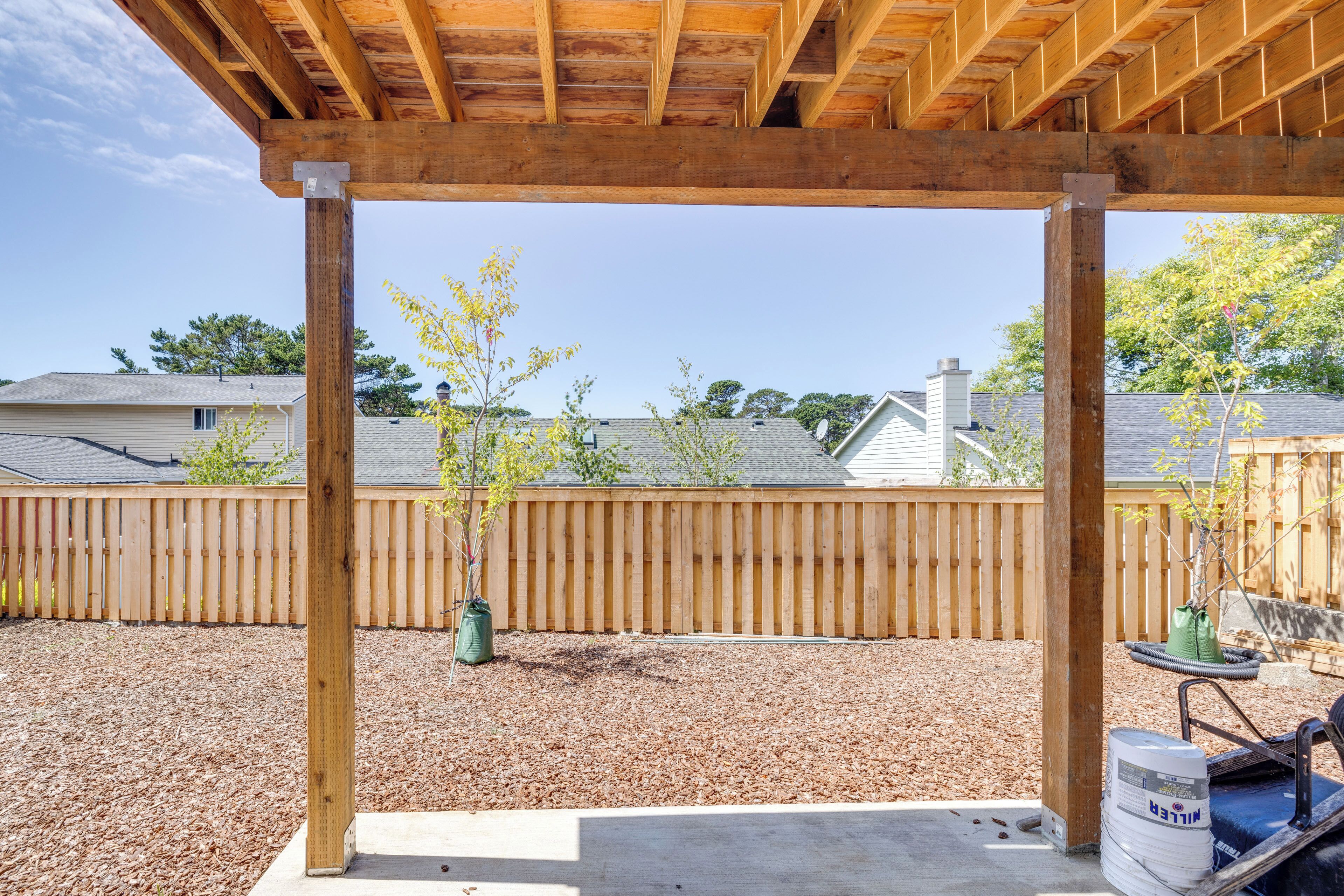 Una estructura de pérgola de madera con vistas a una zona residencial.
