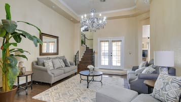 House (5 Bedrooms) | Interior