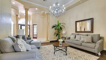House (5 Bedrooms) | Interior