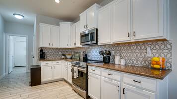 House (3 Bedrooms) | Private kitchen | Microwave, oven, stovetop, dishwasher