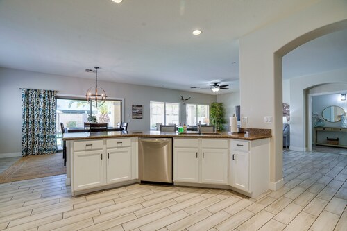 Luxe Surprise Home: Pool, Putting Green & Hot Tub!