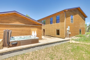A log cabin with a hot tub and a separate wooden structure. - Updated Silverthorne Home w/ Hot Tub & Mtn Views! (Silverthorne)