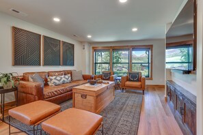 TV - Updated Silverthorne Home w/ Hot Tub & Mtn Views! (Silverthorne)