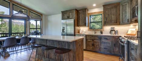 Microondas, horno, placa de cocina, lavavajillas