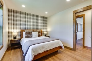 Nhà (5 Bedrooms) | 5 phòng ngủ, khu vực làm việc phù hợp cho laptop, bộ trải giường 