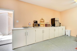 Interior - Pet-friendly Vacation Rental Casita in Yuma (Yuma)