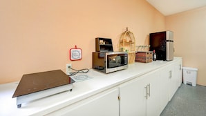 A kitchenette with a microwave, toaster, and coffee maker on a white countertop. - Pet-friendly Vacation Rental Casita in Yuma (Yuma)