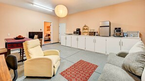 A compact living space with a kitchenette, a sofa, a dining table, and a patterned rug. - Pet-friendly Vacation Rental Casita in Yuma (Yuma)