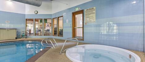 Ein Schwimmbeckenbereich mit Whirlpool, Poolspielzeug und einem Schild mit Angaben zu Spa-Regeln.
