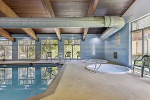 Ein Innenpool mit freiem Blick auf die Umgebung, inklusive eines Whirlpools und einer Lounge mit Sesseln.