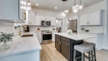 House (5 Bedrooms) | Interior