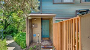 A small, single-story building with a green door, a welcome mat, and a mailbox. - Beautiful Boulder Townhome: Walk to CU & Pearl St! (Boulder)
