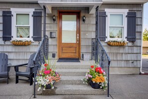 House (2 Bedrooms) | Interior - Retro-style Home in Ruston: Walkable Location! (Tacoma)