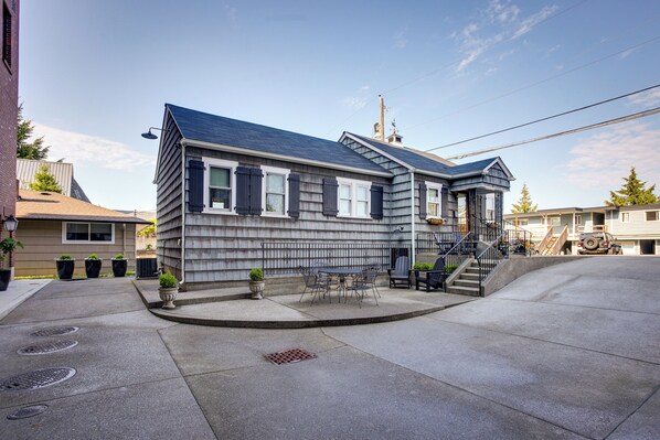House (2 Bedrooms) | Interior - Retro-style Home in Ruston: Walkable Location! (Tacoma)