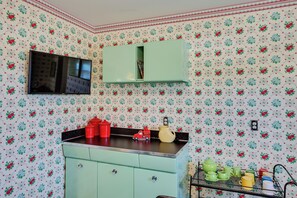 House (2 Bedrooms) | Interior - Retro-style Home in Ruston: Walkable Location! (Tacoma)