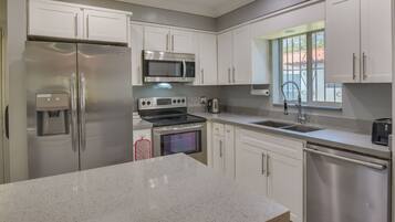 House (1 Bedroom) | Private kitchen | Microwave, oven, stovetop, dishwasher