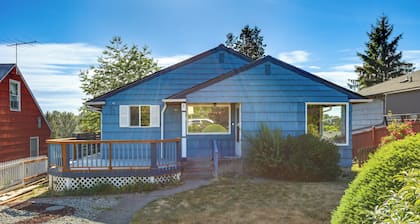 Updated Tacoma Home w/ Fire Pit!