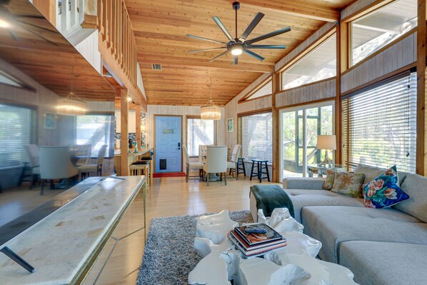 Nhà (2 Bedrooms) | Khu phòng khách | TV