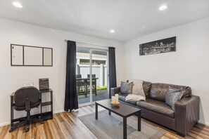 Fernseher, Kamin, Videospielkonsole, Bücher