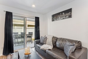 TV, 벽난로, 비디오 게임기, 책