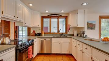 House (3 Bedrooms) | Private kitchen | Microwave, oven, stovetop, dishwasher