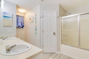 House (3 Bedrooms) | Interior - Fenced & Private Backyard: Navarre Retreat (Navarre)
