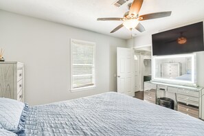 Interior - Port Neches Home Rental: Walk to Tugboat Island! (Port Neches)