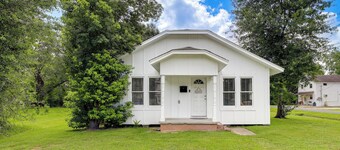 Port Neches Home Rental: Walk to Tugboat Island!