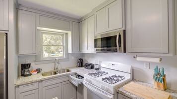 House (3 Bedrooms) | Private kitchen
