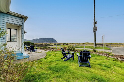Beachfront Cottage on Seaside Promenade w/ Hot Tub