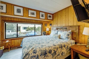 Cottage (3 Bedrooms) | Interior - Beachfront Cottage on Seaside Promenade w/ Hot Tub (Seaside)