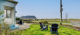 Beachfront Cottage on Seaside Promenade w/ Hot Tub