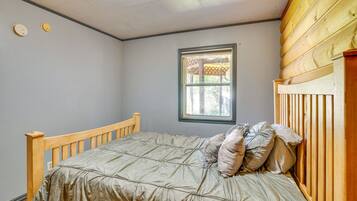 2 bedrooms, laptop workspace, bed sheets