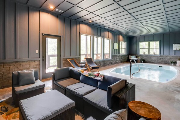 Alberca techada y alberca al aire libre