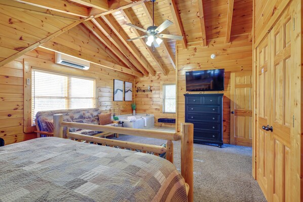 House (5 Bedrooms) | Interior - 5 Mi to Dtwn: Cabin w/ Hot Tub in Pigeon Forge! (Sevierville)