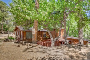 Exterior - Inn of the Mountain Goats Ruidoso Cabin w/ Deck! (Ruidoso)