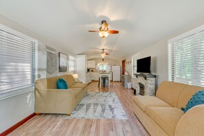 TV - Inn of the Mountain Goats Ruidoso Cabin w/ Deck! (Ruidoso)