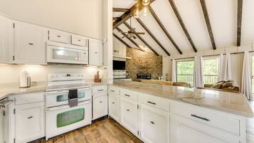 House (4 Bedrooms) | Interior