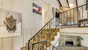 Eine Treppe mit Kamin und Bildern an den Wänden.