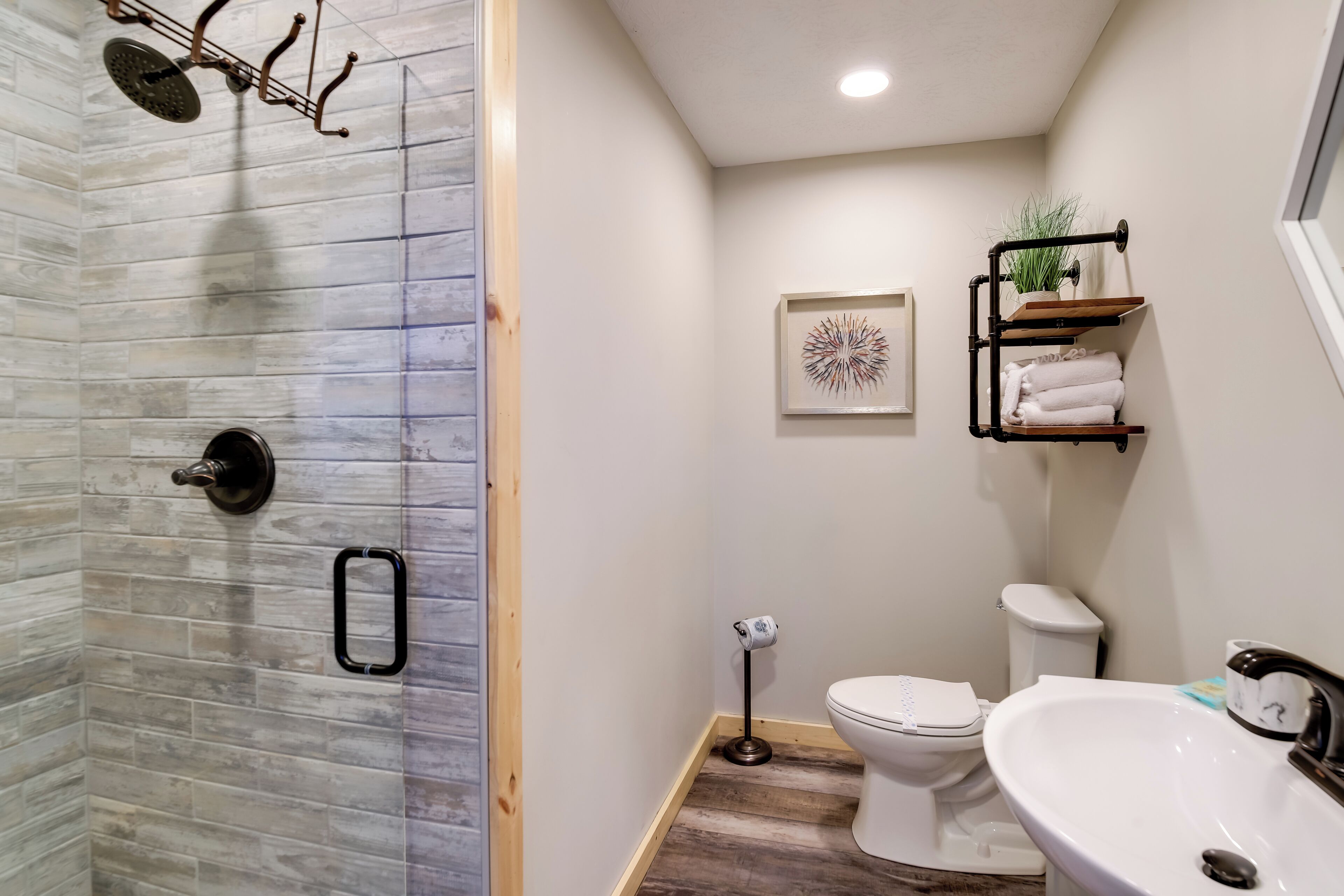 Un baño con ducha, inodoro y lavamanos.