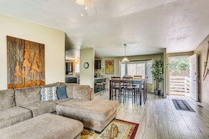 Interior - Yosemite Natl Park Getaway: Hot Tub & Mtn Views! (Oakhurst)