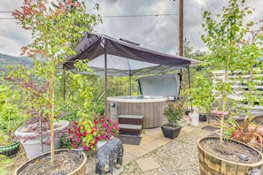 Front of property - Yosemite Natl Park Getaway: Hot Tub & Mtn Views! (Oakhurst)