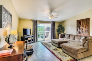 Interior - Yosemite Natl Park Getaway: Hot Tub & Mtn Views! (Oakhurst)