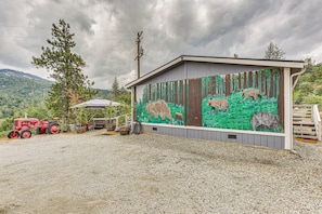 Interior - Yosemite Natl Park Getaway: Hot Tub & Mtn Views! (Oakhurst)