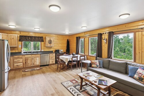 Welcoming Wasilla Cabin w/ Patio!