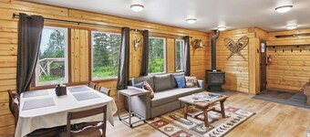 Welcoming Wasilla Cabin w/ Patio!