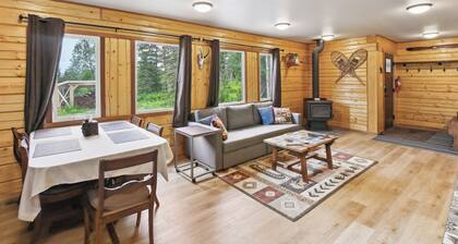 Welcoming Wasilla Cabin w/ Patio!